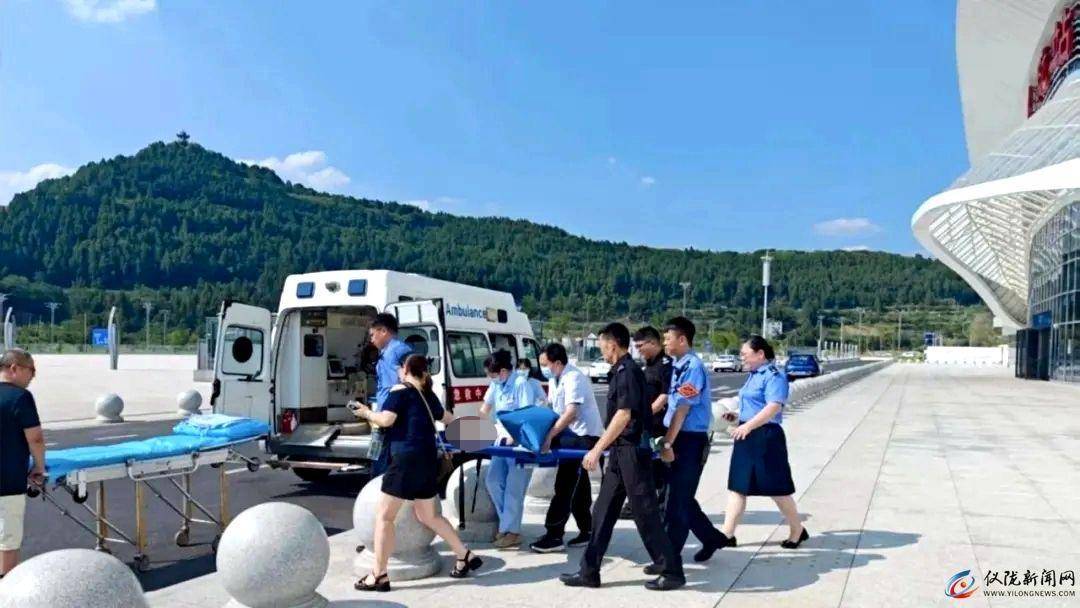 11岁男孩赶火车到成都走亲戚<strong></p>
<p>大理财校</strong>，晕倒在站台！工作人员：被诊断为热射病，已脱险