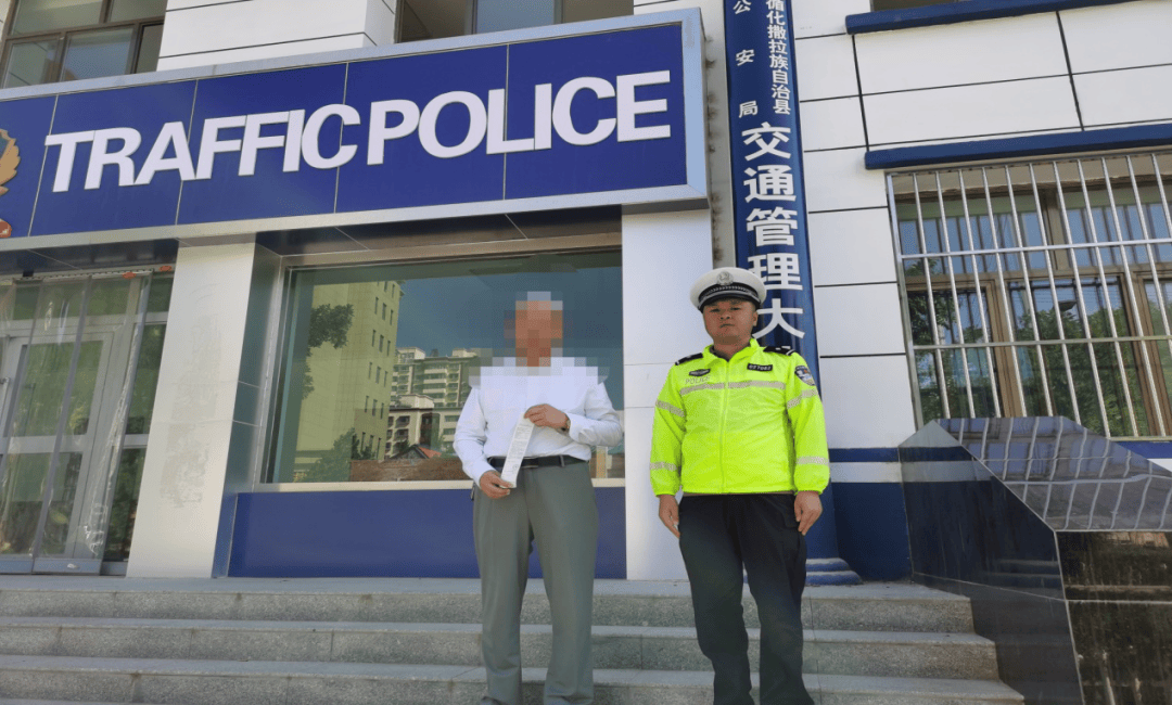 惊险<strong></p>
<p>大理财校</strong>！青海一女童竟端坐在行驶中的轿车车顶！