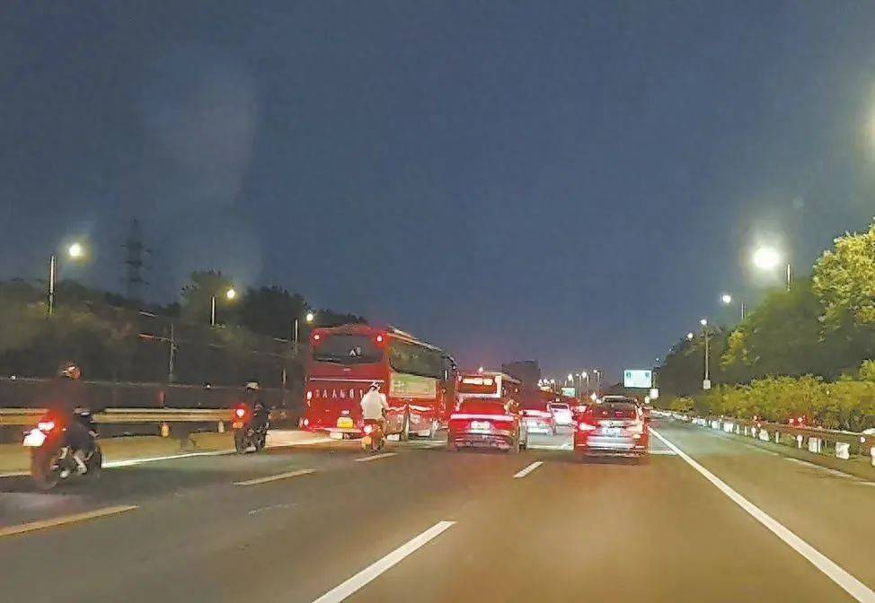 正在严查！京通快速路<strong></p>
<p>理财产品大全</strong>，半小时18辆摩托车违法行驶