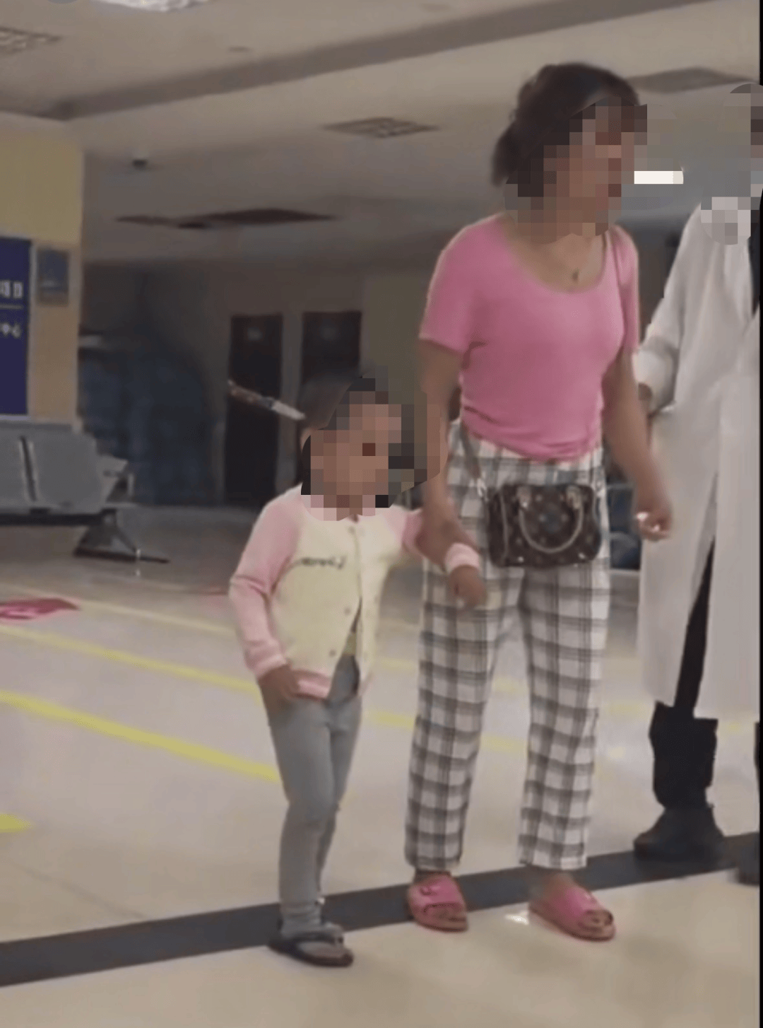 3岁女童头上插刀淡定就医<strong></p>
<p>香港理财产品</strong>，公安介入！受伤原因是……