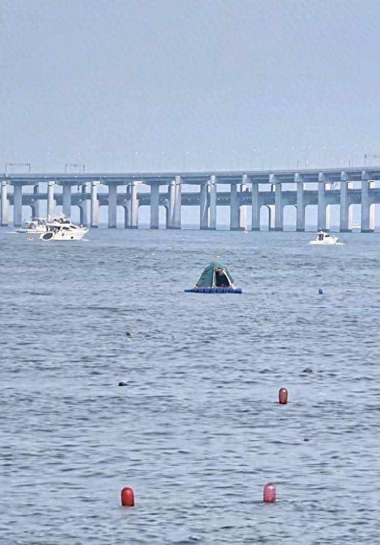 游客在海面搭建移动帐篷露营<strong></p>
<p>香港理财产品</strong>，大连海警：不违规，但需注意安全