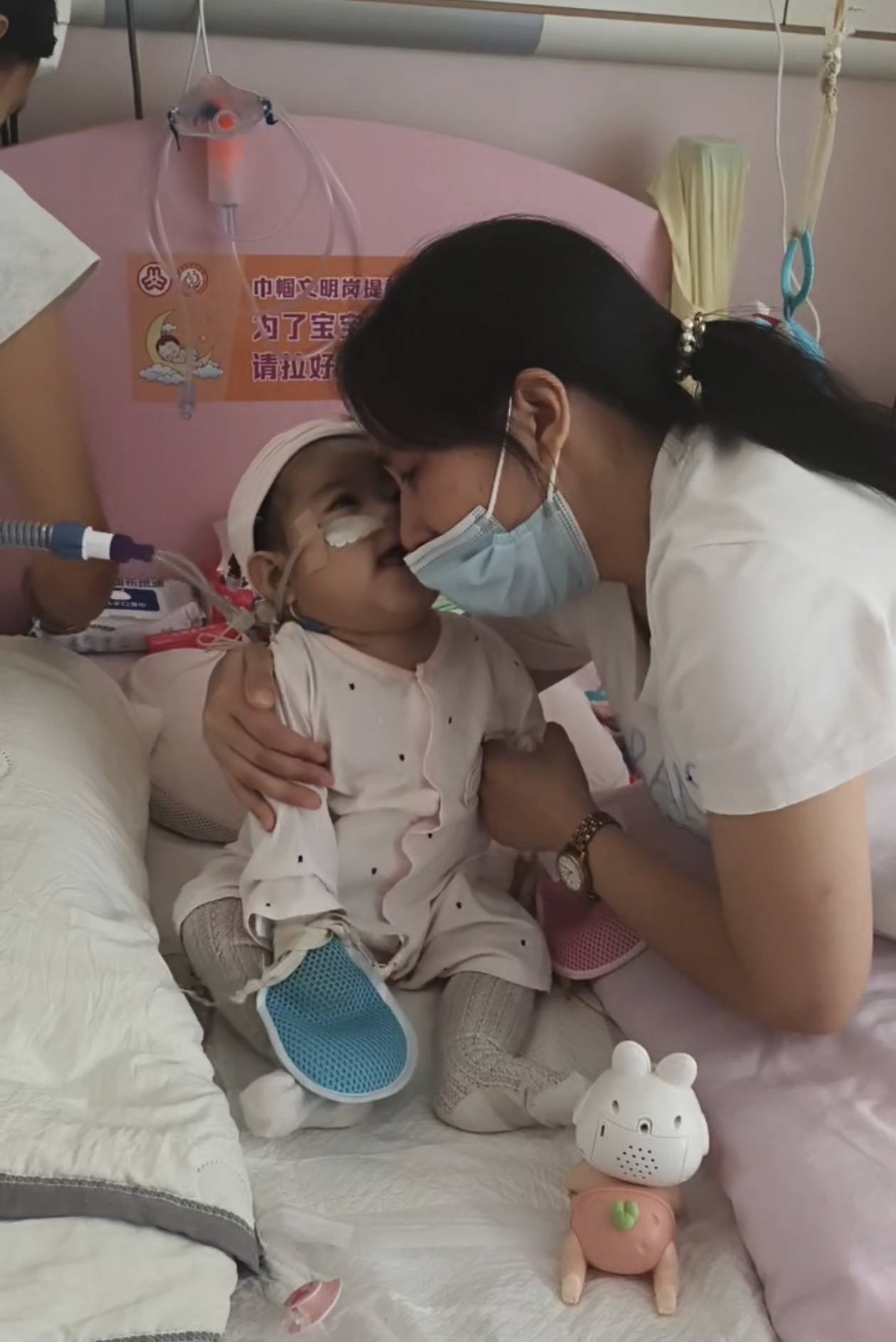 奶奶在哭<strong></p>
<p>优先理财</strong>，宝宝在笑！40天女婴重病，00后父亲割肝救女，术后这一幕让网友泪奔
