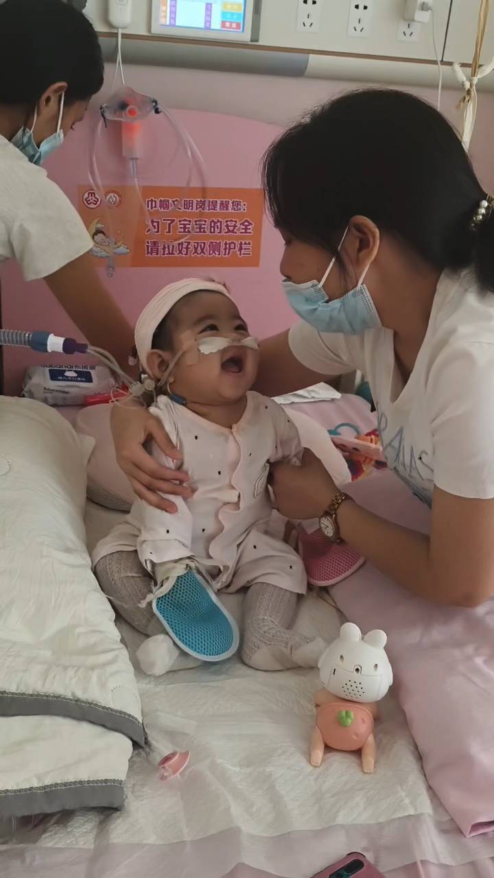 奶奶在哭<strong></p>
<p>优先理财</strong>，宝宝在笑！40天女婴重病，00后父亲割肝救女，术后这一幕让网友泪奔