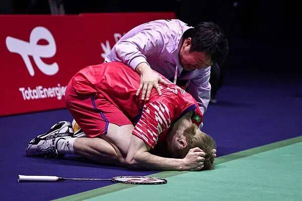 祝贺！石宇奇2比1逆转昆拉武特<strong></p>
<p>微信理财</strong>，获得羽毛球世锦赛男单冠军！