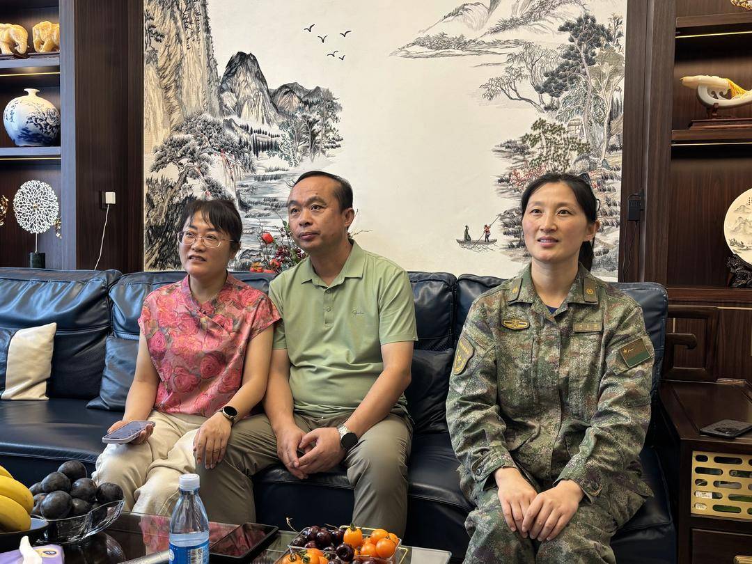 抗战胜利80周年大阅兵民兵方阵<strong></p>
<p>理财猫</strong>，有两名女生来自无锡地区