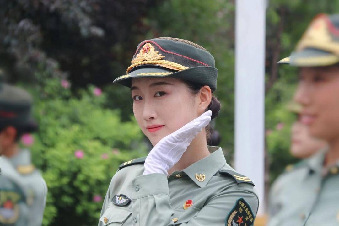 英姿飒爽！四川高校大四女生<strong></p>
<p>e网</strong>，亮相九三阅兵方队