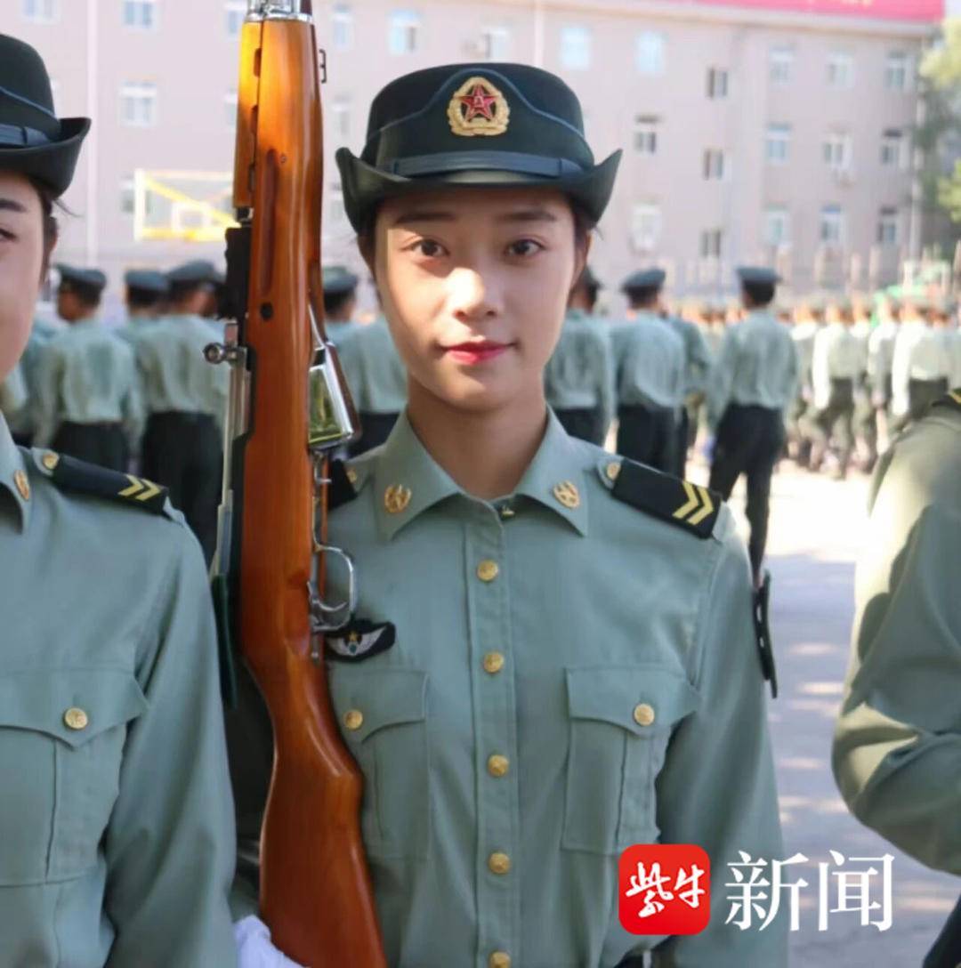 今天<strong></p>
<p>e网</strong>，来自南京湖南路女子民兵连的她们在天安门广场接受检阅