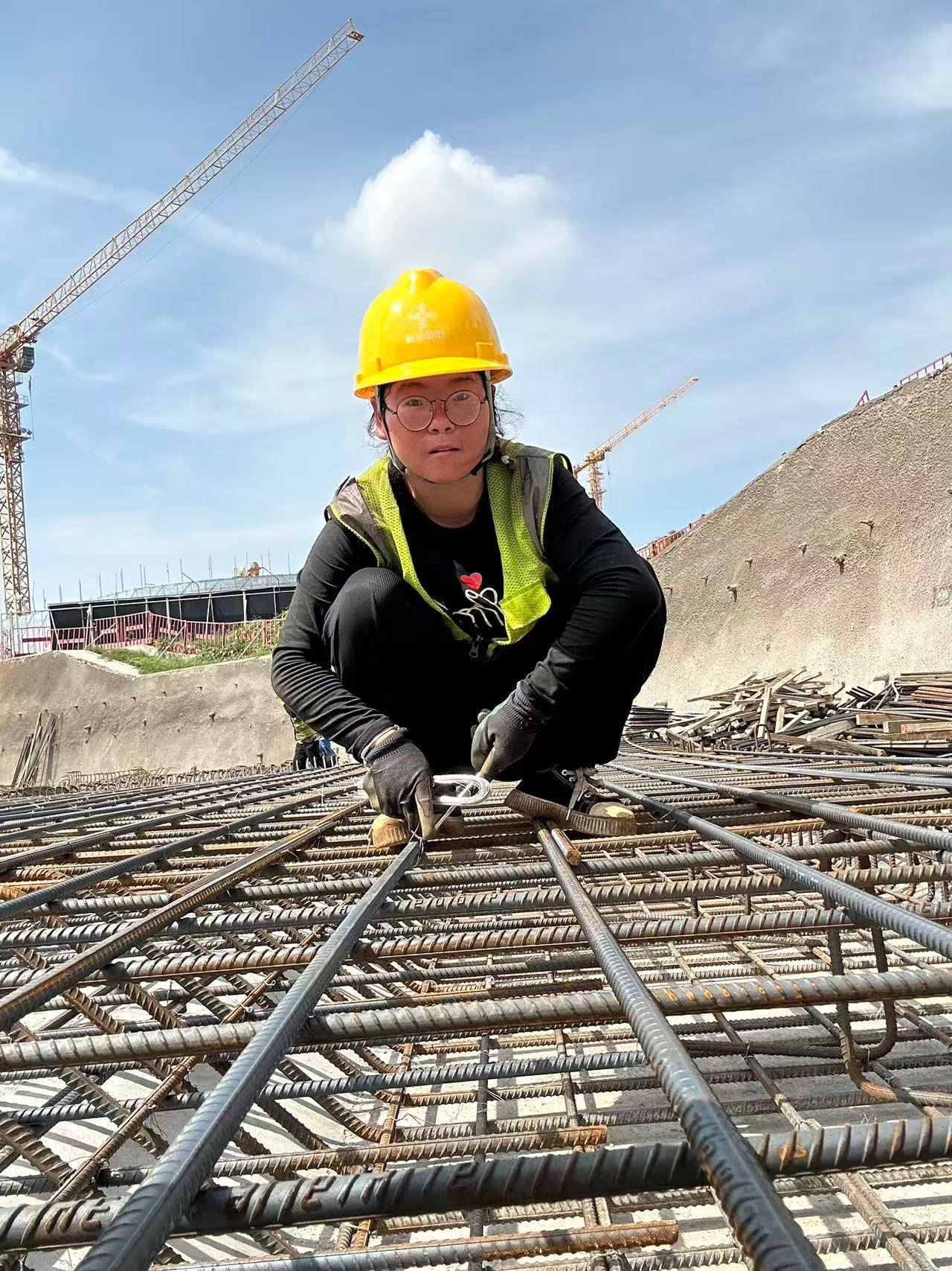 00后女孩工地绑钢筋5年成家里经济支柱：汗水流进眼睛特别疼<strong></p>
<p>欧易怎么收购虚拟币</strong>，工友让我干轻松的活