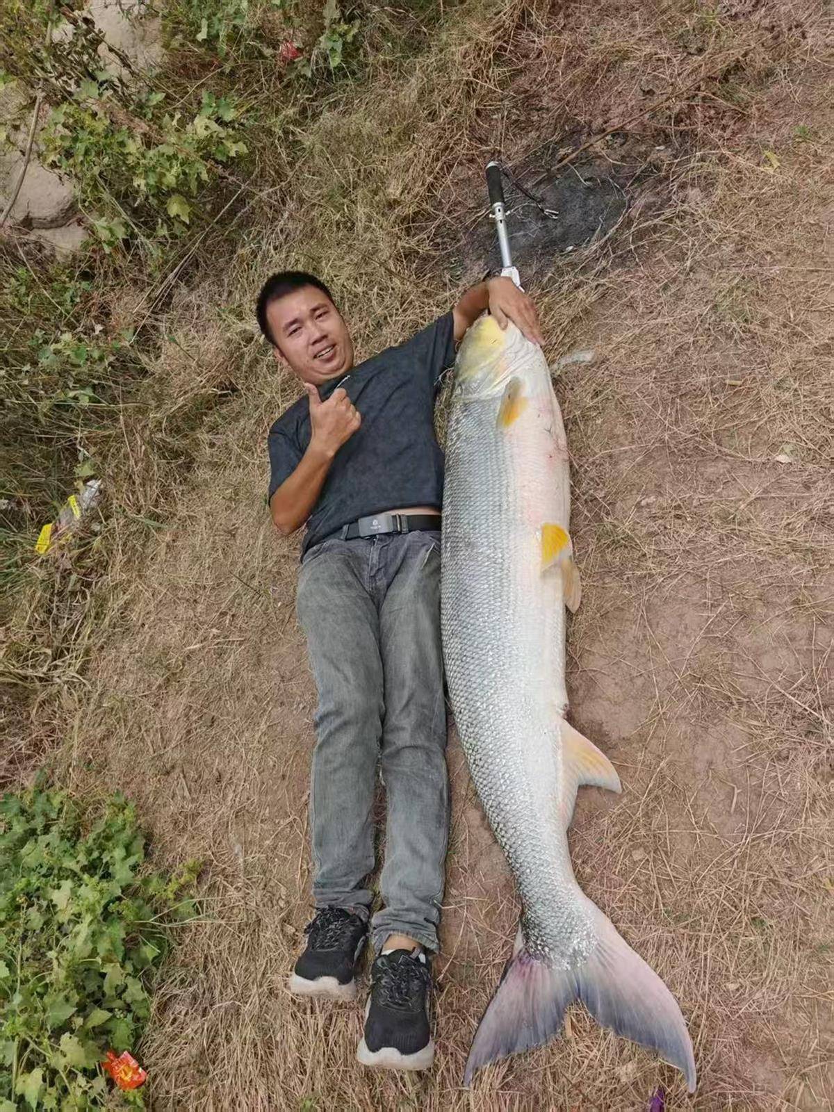 重庆一男子钓上79斤鳡鱼后<strong></p>
<p>欧易怎么收购虚拟币</strong>，背着鱼在闹市当“显眼包”穿行20分钟，本人：有1.64米长