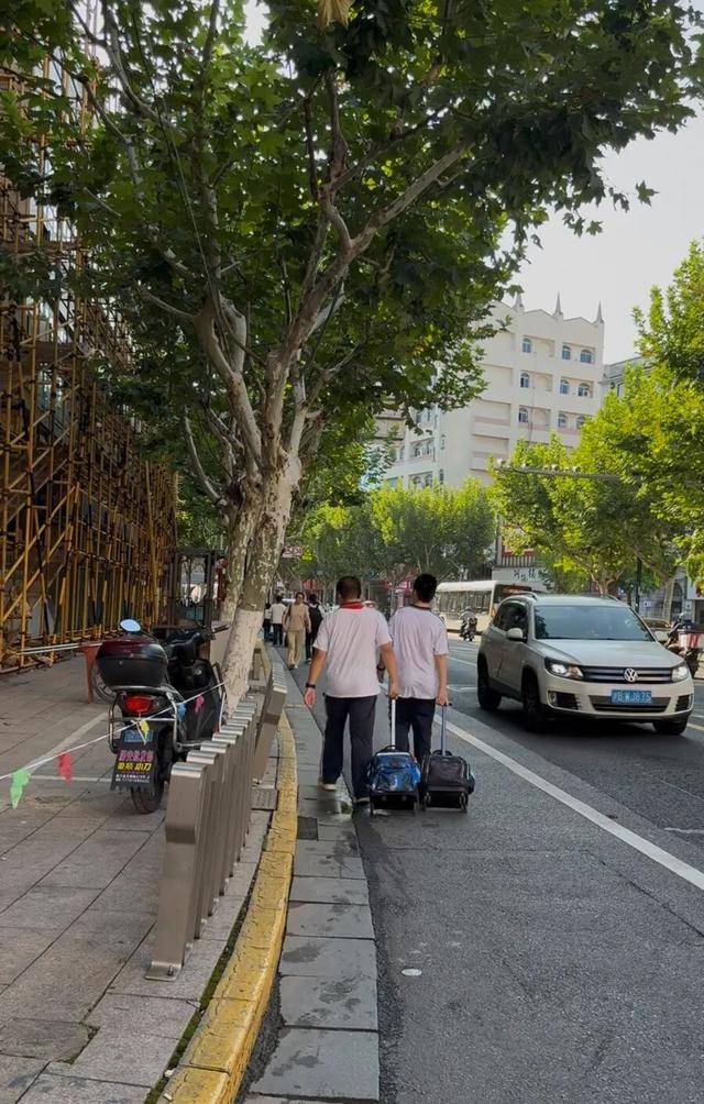 事发上海校门口！学生上学像闯关：夹缝中慢慢腾挪<strong></p>
<p>欧易怎么收购虚拟币</strong>，与非机动车迎面对冲…家长担忧：何时是头