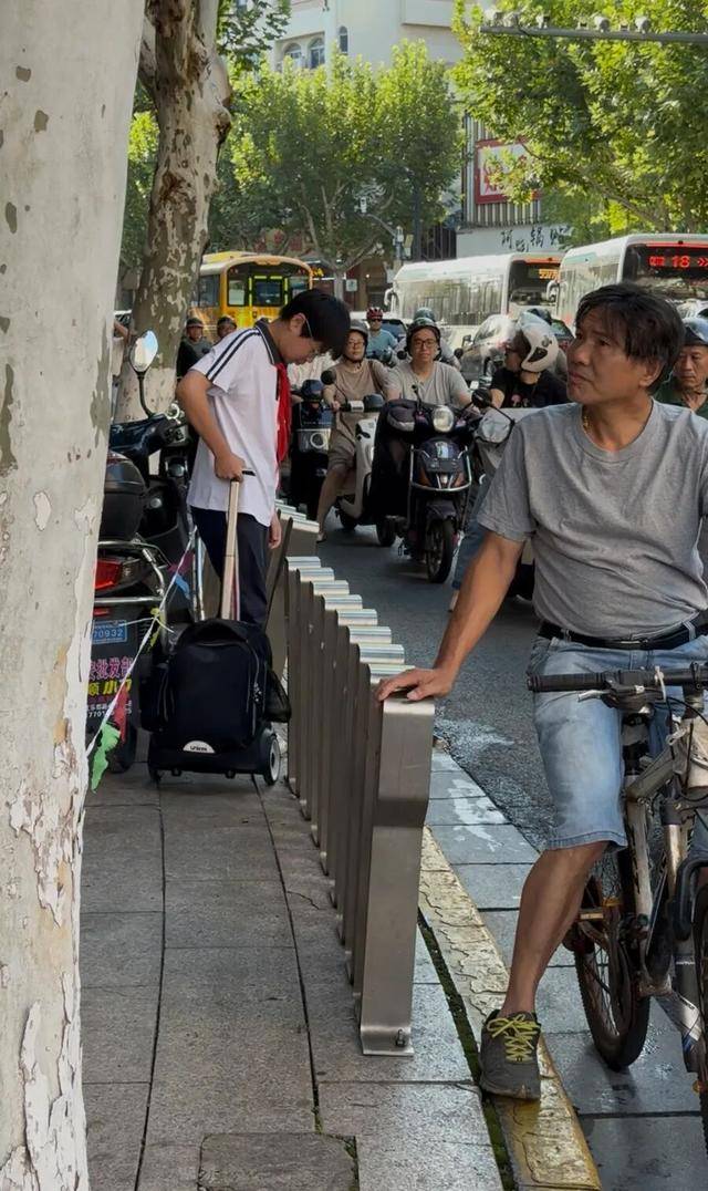 事发上海校门口！学生上学像闯关：夹缝中慢慢腾挪<strong></p>
<p>欧易怎么收购虚拟币</strong>，与非机动车迎面对冲…家长担忧：何时是头
