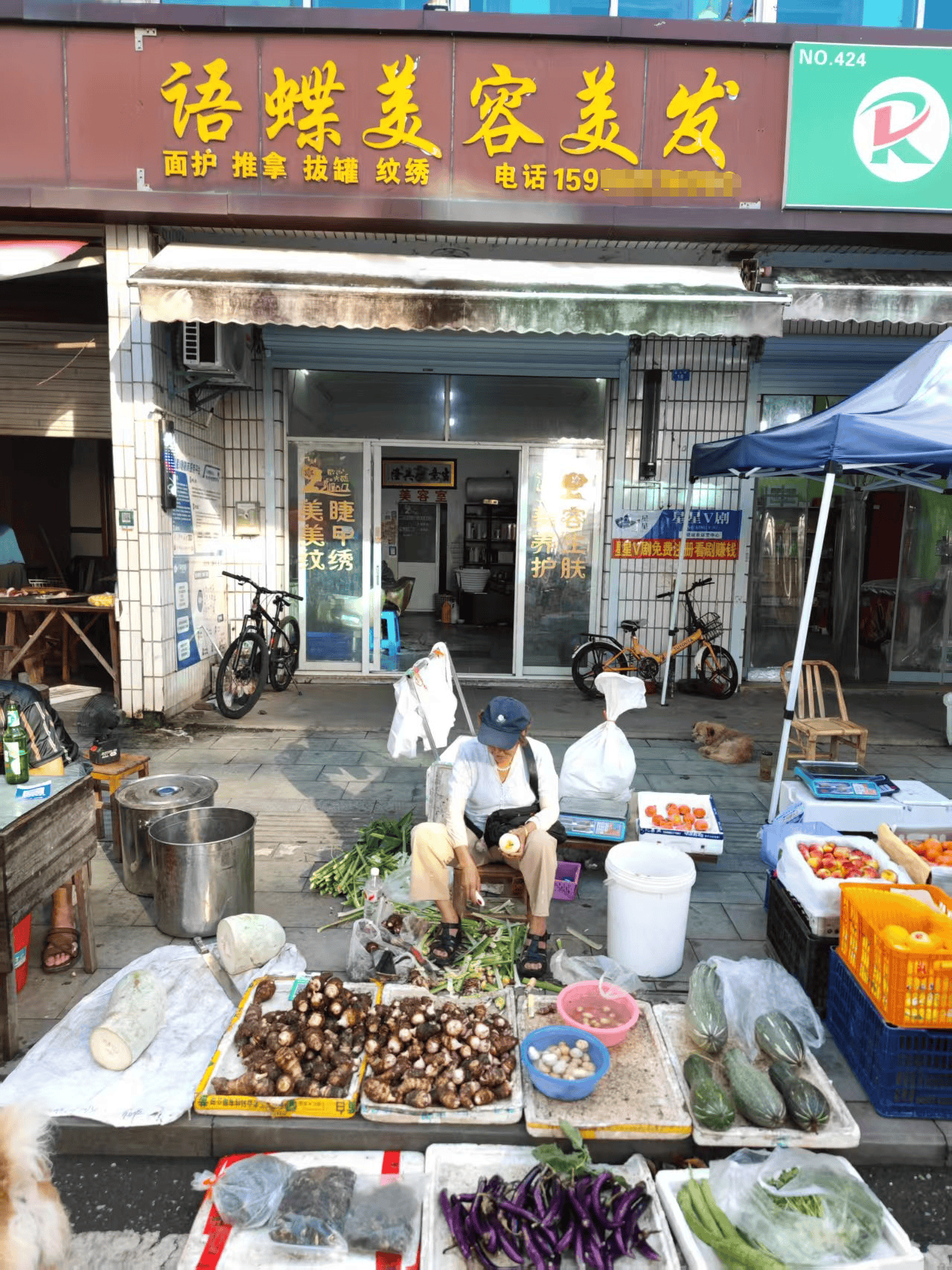 浙江一店主允许大妈门口摆摊<strong></p>
<p>虚拟币DM5</strong>，时常被大妈“投喂”蔬果：每次收摊时，都打扫得干干净净