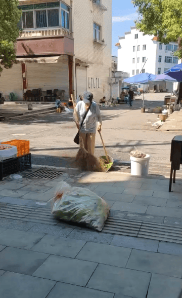 浙江一店主允许大妈门口摆摊<strong></p>
<p>虚拟币DM5</strong>，时常被大妈“投喂”蔬果：每次收摊时，都打扫得干干净净