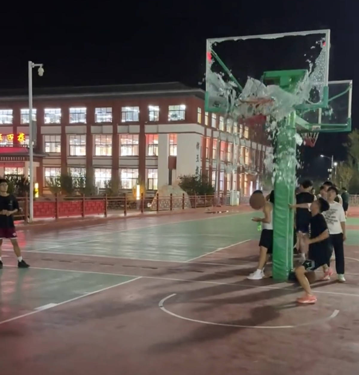 郑州178厘米大学生扣碎篮板<strong></p>
<p>淘汰虚拟币挖矿活动</strong>,校方:说明弹跳力好!学校出资购买新篮板,已安装好