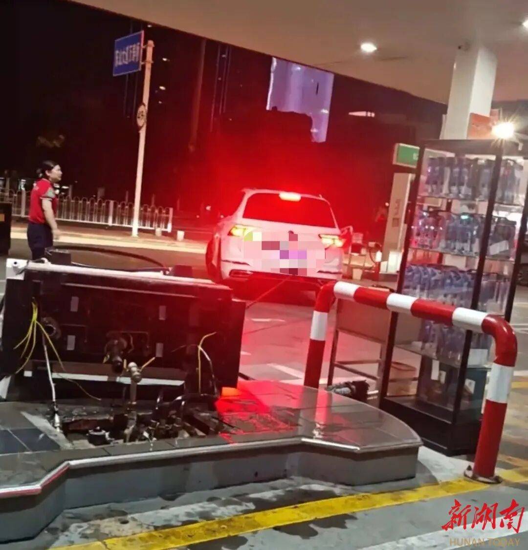湖北一车主加完油忘拔加油枪开车就走<strong></p>
<p>虚拟币TLS-1</strong>，直接拽倒加油机，工作人员：幸好加油机的切断阀自动紧急关闭