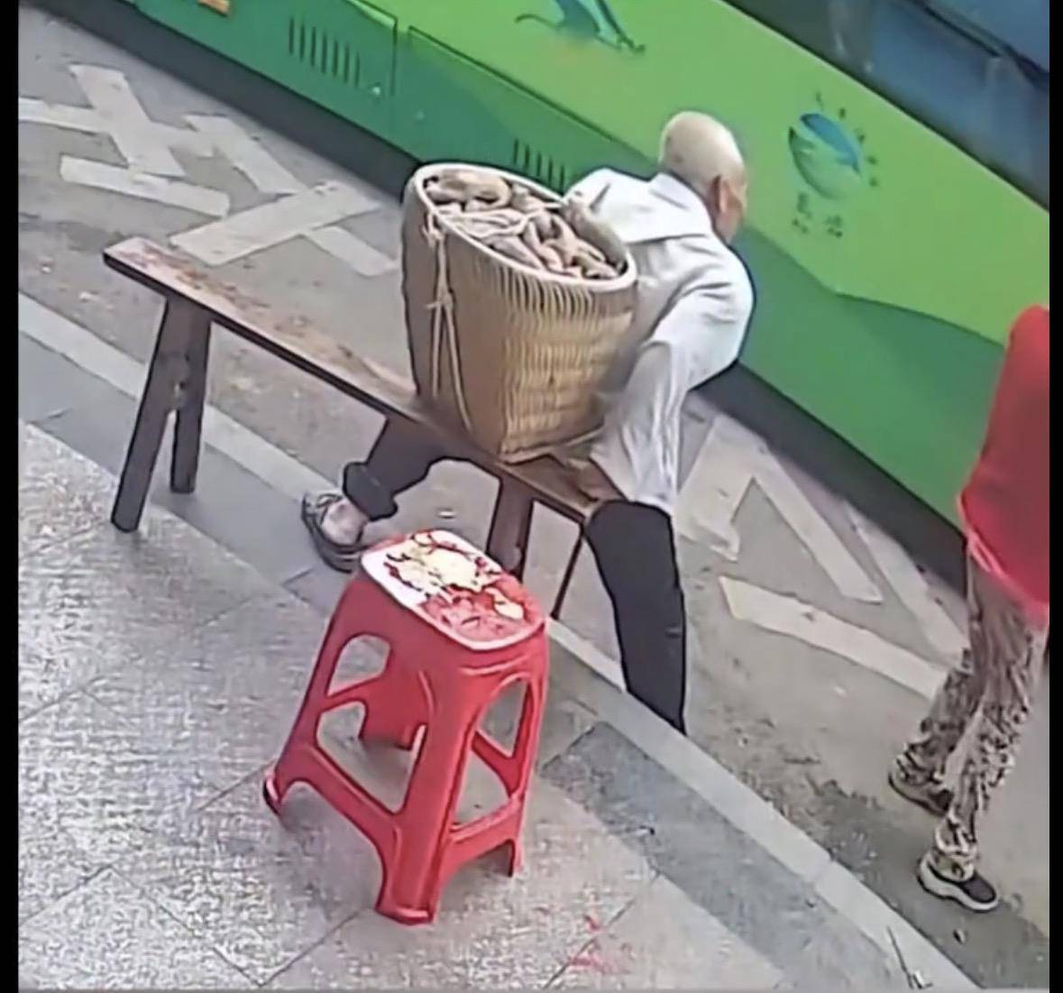 重庆一背篓老人等公交被拒载<strong></p>
<p>雪花币</strong>，交通运输局：涉事司机已被开除