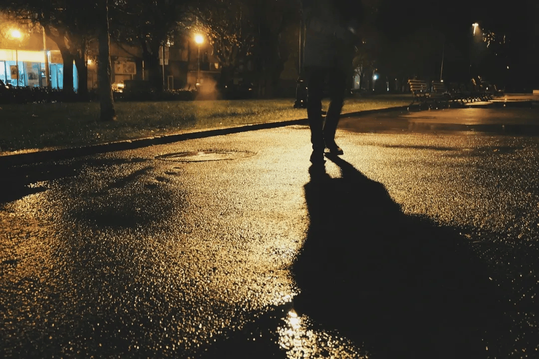 “躺赚百万”的诱惑<strong></p>
<p>雪花币</strong>，“职业背债人”如何成为金融黑灰产的一环？