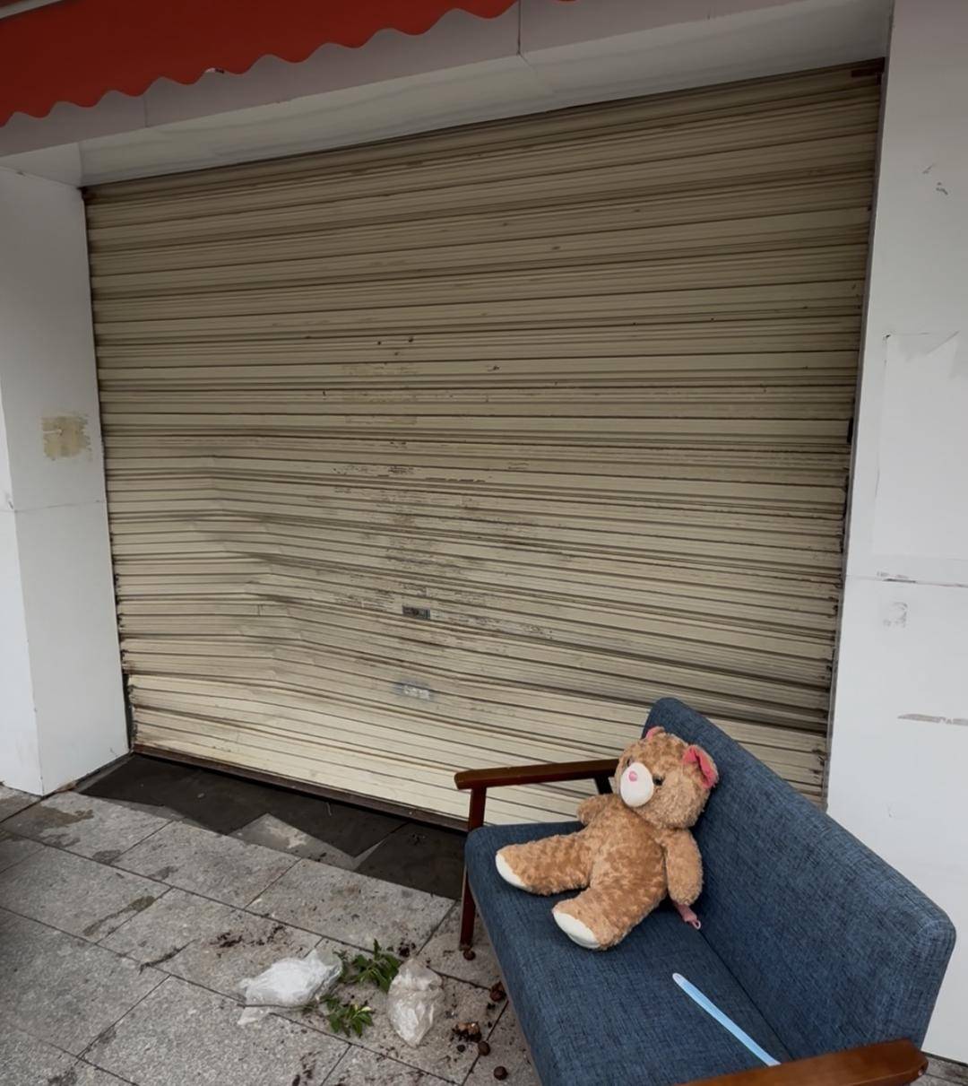 台风天珠海一司机驾越野车造浪冲破多家店玻璃<strong></p>
<p>planb</strong>，警方：行拘10日！