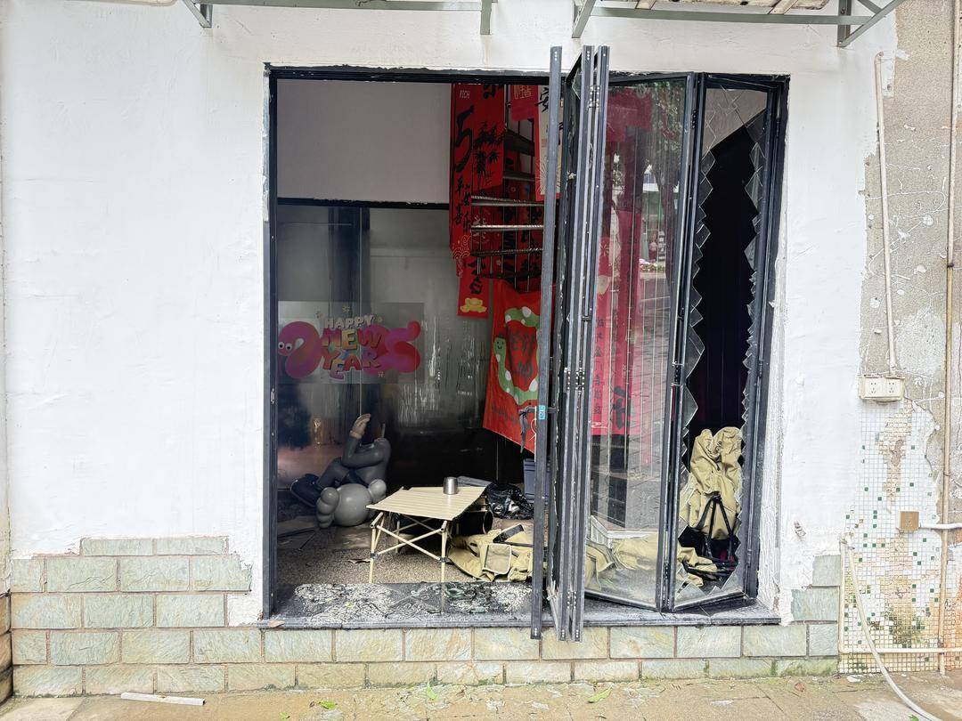 台风天珠海一司机驾越野车造浪冲破多家店玻璃<strong></p>
<p>planb</strong>，警方：行拘10日！