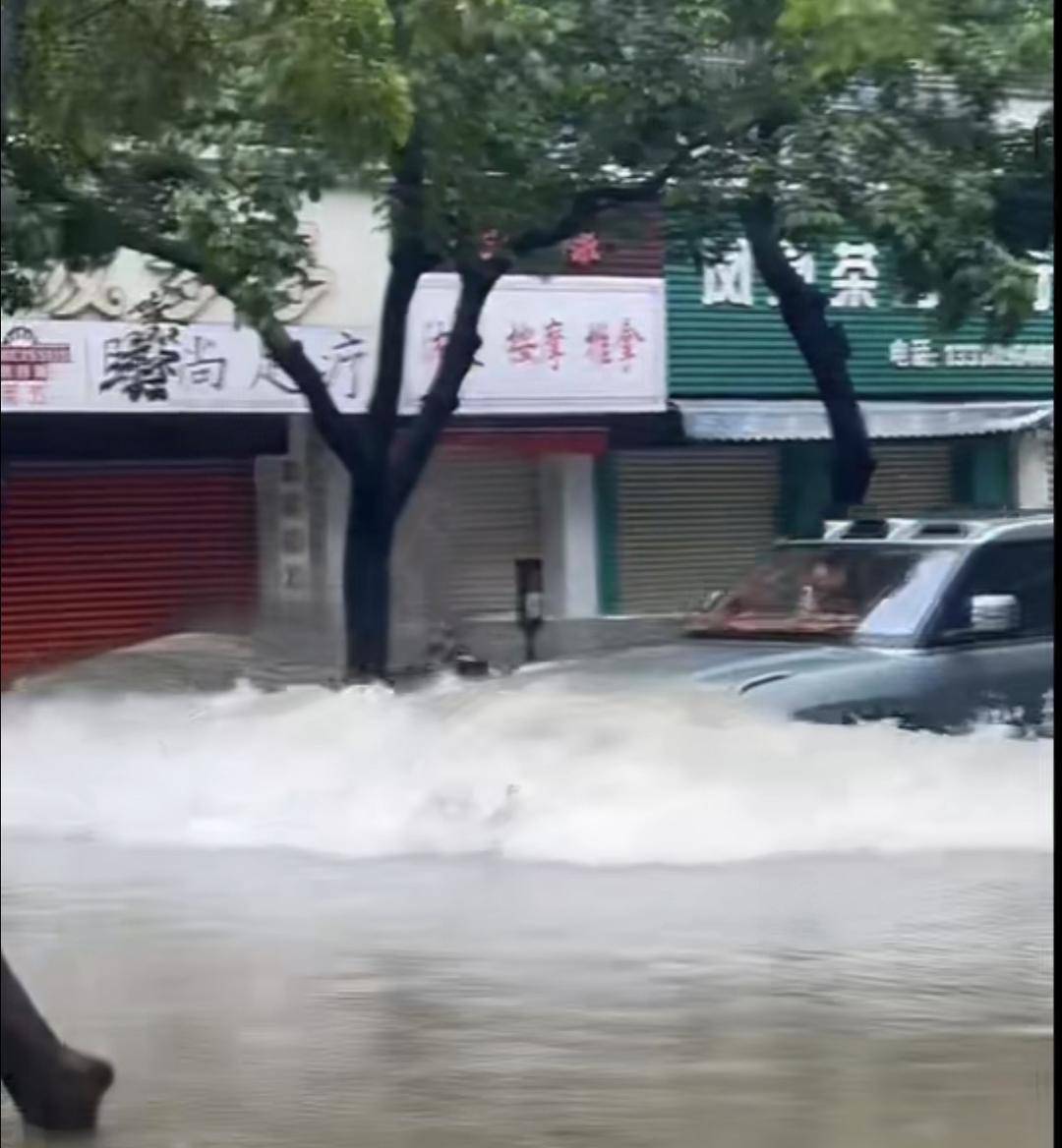 台风天珠海一司机驾越野车造浪冲破多家店玻璃<strong></p>
<p>planb</strong>，警方：行拘10日！