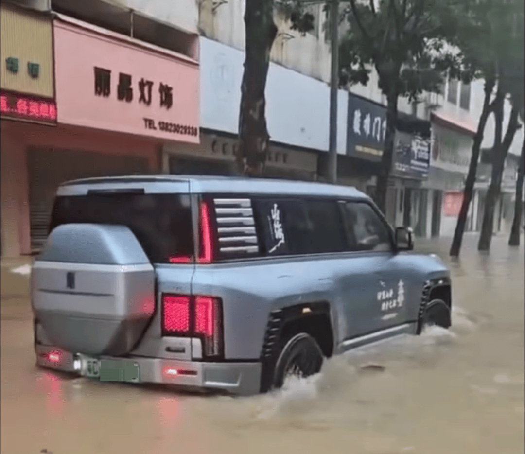 台风天珠海一司机驾越野车造浪冲破多家店玻璃<strong></p>
<p>planb</strong>，警方：行拘10日！