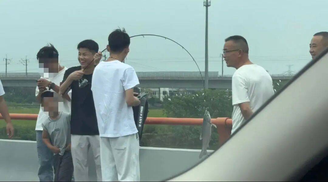 男子高速遇堵车下车钓鱼<strong></p>
<p>虚拟币IDO价格</strong>，首竿即中！开怀大笑：“鱼送路人了”