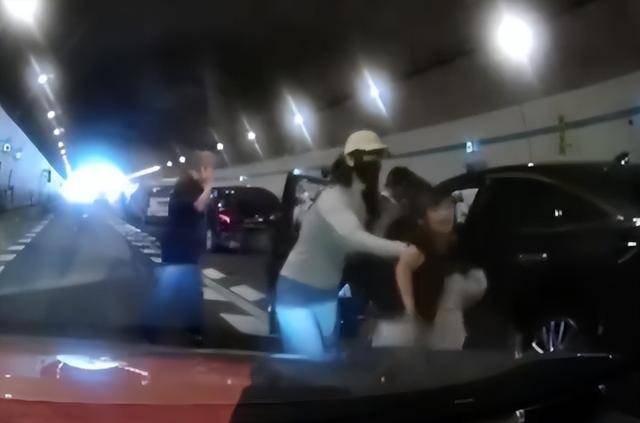 10岁男孩隧道内跪地拦车：哭得撕心裂肺<strong></p>
<p>虚拟币鱿鱼币代码</strong>，求人救他妈妈