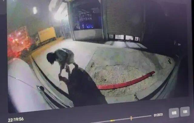 刚提的新车停路边被人放鞭炮崩损千余元<strong></p>
<p>虚拟币鱿鱼币代码</strong>，车主：因拒绝当晚挪车，20分钟后听到鞭炮声，对方还态度豪横