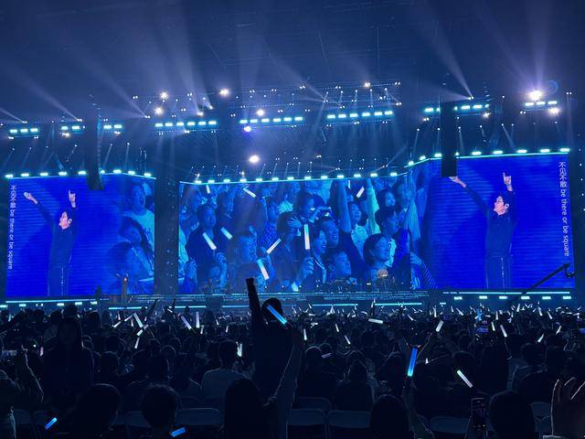 孙楠演唱会超燃舞台<strong></p>
<p>虚拟币鱿鱼币代码</strong>！郑州万人合唱《红旗飘飘》