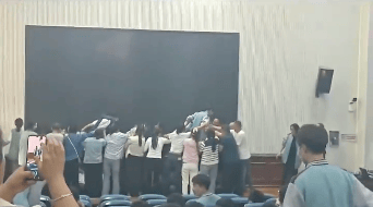 家长跪地被学生轮流踩踏<strong></p>
<p>金鱼虚拟币</strong>，校方凌晨道歉