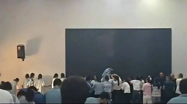 家长们跪成一排<strong></p>
<p>金鱼虚拟币</strong>，学生蒙眼从背上踩过？教育局回应河南一中学举办活动引热议：正调查处理