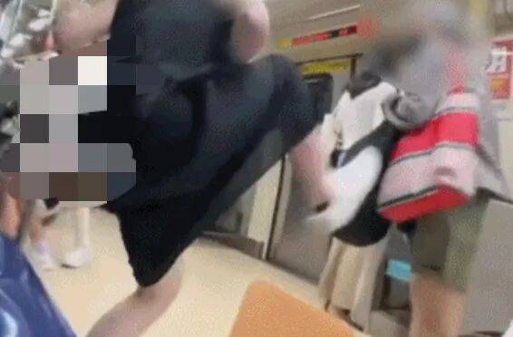 73岁老太地铁逼年轻人让座<strong></p>
<p>金鱼虚拟币</strong>，被一脚踹飞！次日在超市闹事被捕，一查竟是通缉犯！