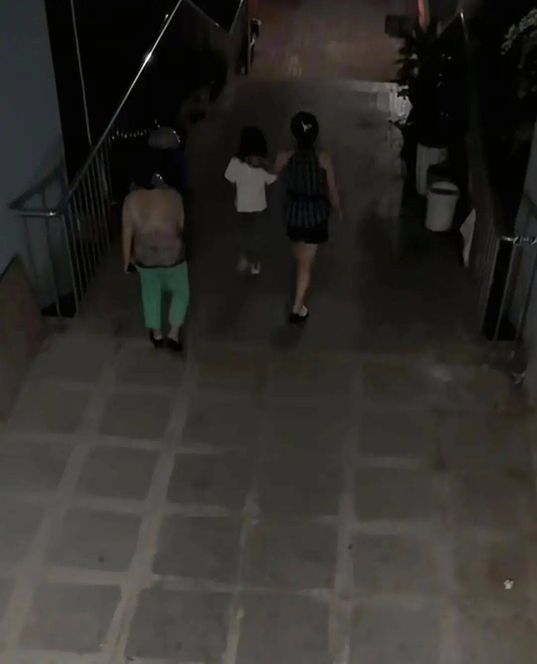 7岁女孩中秋节到同学家玩<strong></p>
<p>虚拟货币兔子币</strong>，2天无人来接，警察上门发现，其单亲父亲已在家中离世……