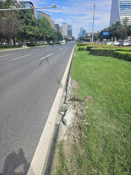 小米汽车失控起火司机遇难<strong></p>
<p>虚拟币EDU最新消息</strong>,目击者称车速150km/h,实探事故地:燃烧留下的印记仍在