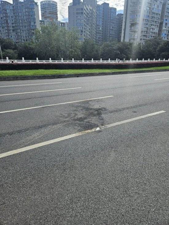 小米汽车失控起火司机遇难<strong></p>
<p>虚拟币EDU最新消息</strong>,目击者称车速150km/h,实探事故地:燃烧留下的印记仍在