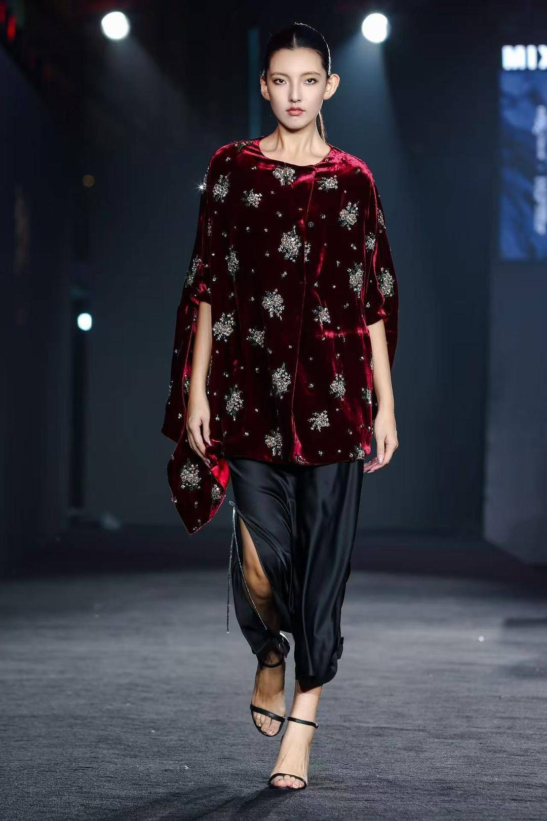 非遗惊艳、萌娃抢镜、大码模特出圈<strong></p>
<p>虚拟币EDU最新消息</strong>!南京国际时尚周看点太密