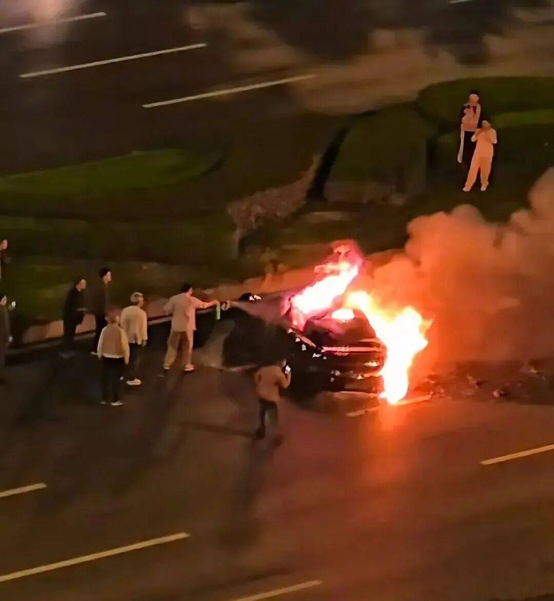 一辆SU7碰撞后爆燃<strong></p>
<p>虚拟币EDU最新消息</strong>，多人救援未果！小米股价重挫近8%！