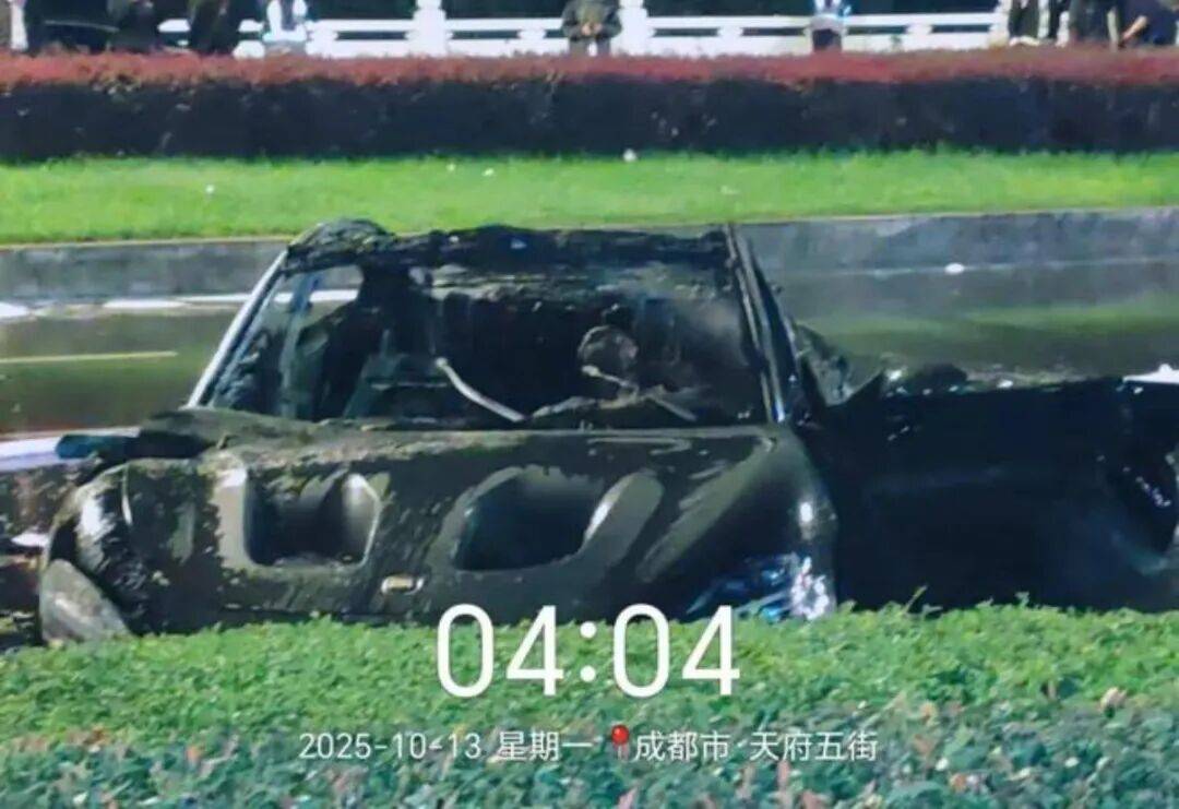 一辆SU7碰撞后爆燃<strong></p>
<p>虚拟币EDU最新消息</strong>，多人救援未果！小米股价重挫近8%！