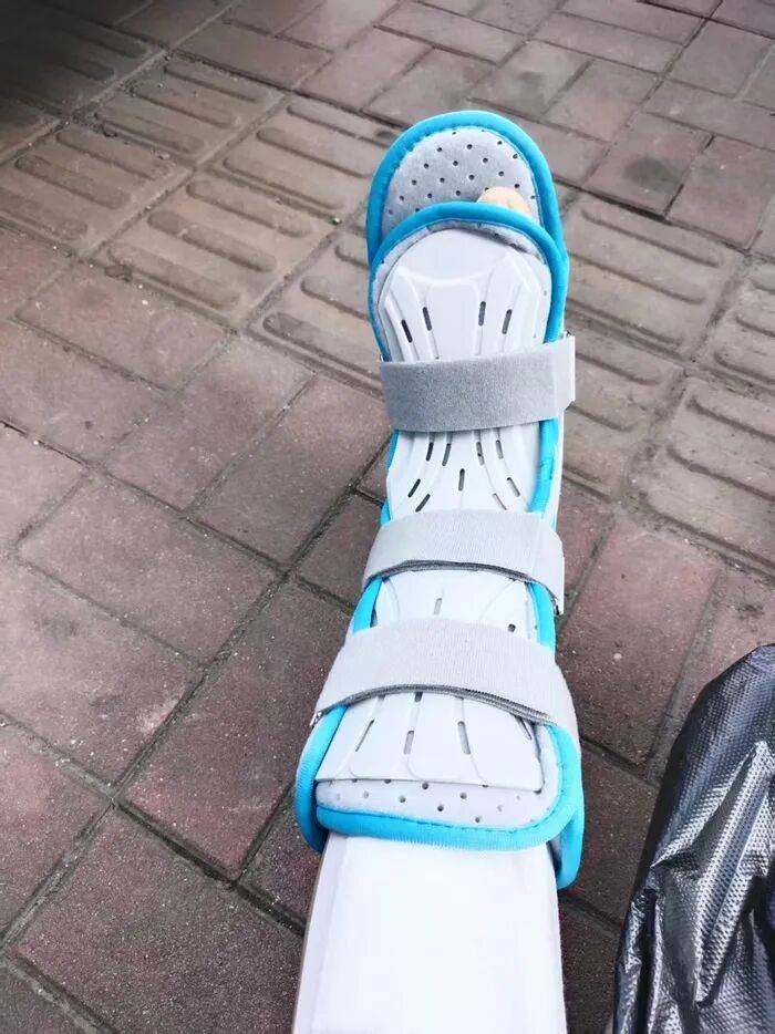 “至少150斤倒在我身上”<strong></p>
<p>虚拟币飞机群</strong>,餐饮员工搬运冻鸡腿被砸伤,认定工伤遭企业推诿,涉事公司、人社局回应