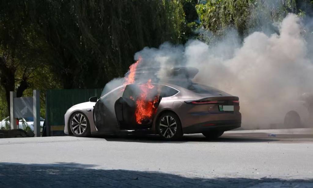 一辆蔚来牌轿车在大理一景区外起火<strong></p>
<p>虚拟币飞机群</strong>，一家四口撤离及时无伤亡