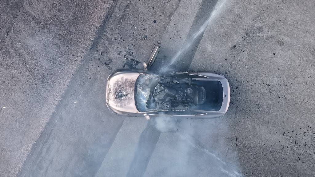 一辆蔚来牌轿车在大理一景区外起火<strong></p>
<p>虚拟币飞机群</strong>，一家四口撤离及时无伤亡