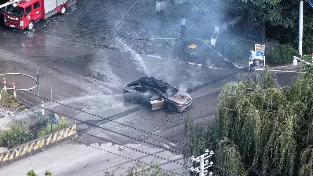 一辆蔚来牌轿车在大理一景区外起火<strong></p>
<p>虚拟币飞机群</strong>，一家四口撤离及时无伤亡