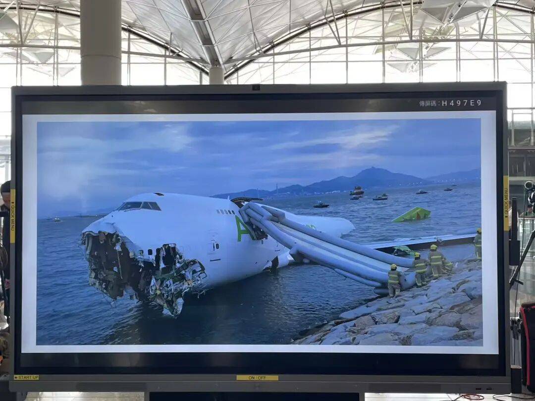 机身断成两截<strong></p>
<p>虚拟币数量扩容20000倍</strong>，2名遇难者在海下约7米处被找到，巡逻车在飞机跑道外被撞进海里，香港机场飞机坠海事故更多细节披露