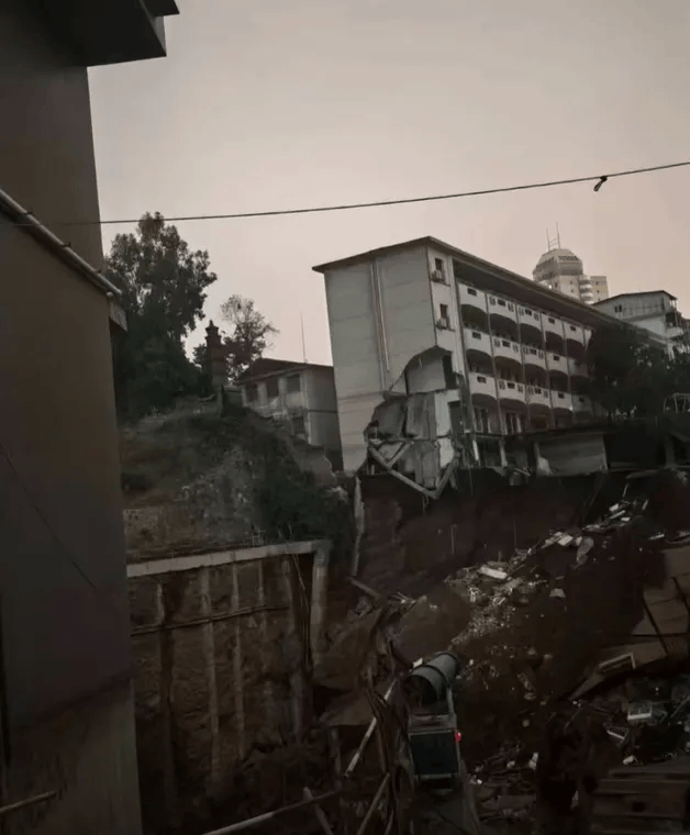 近4000人小学突发坍塌形成巨大坑洞<strong></p>
<p>虚拟币magic</strong>，操场塌下去一半，“还好发生在夜里”