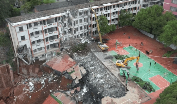 近4000人小学突发坍塌形成巨大坑洞<strong></p>
<p>虚拟币magic</strong>，操场塌下去一半，“还好发生在夜里”