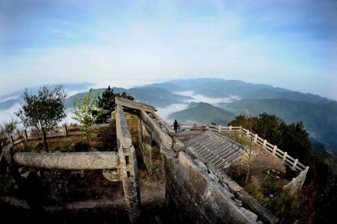 为什么年轻人迷上了爬山？ | 秋高气爽<strong></p>
<p>虚拟币magic</strong>，是时候出发了→