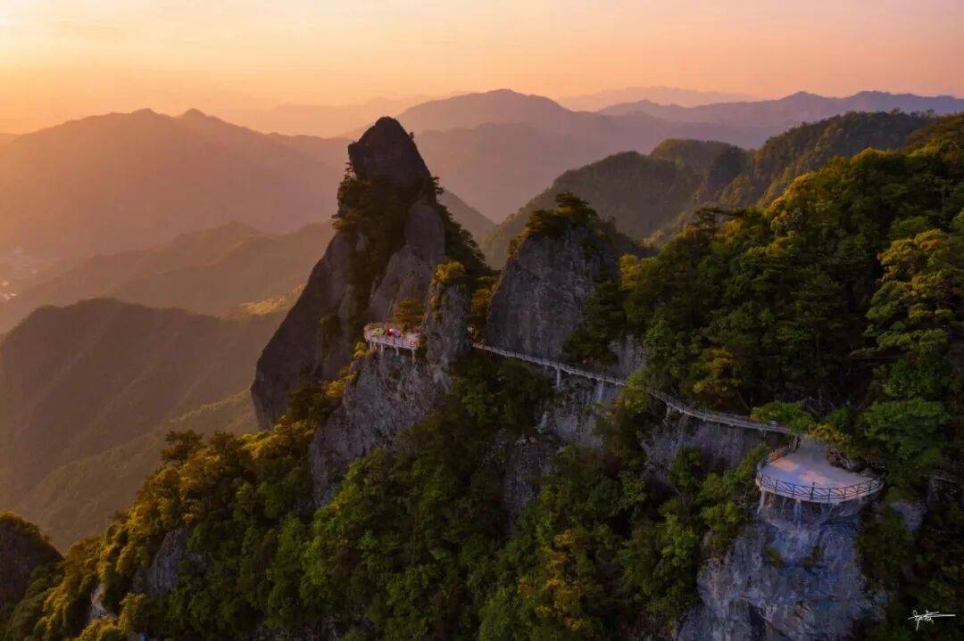 为什么年轻人迷上了爬山？ | 秋高气爽<strong></p>
<p>虚拟币magic</strong>，是时候出发了→