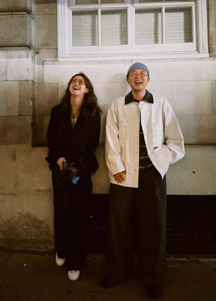 杜海涛章泽天伦敦看展合影<strong></p>
<p>虚拟币BHD</strong>,网友直呼神奇:没想到他俩还认识