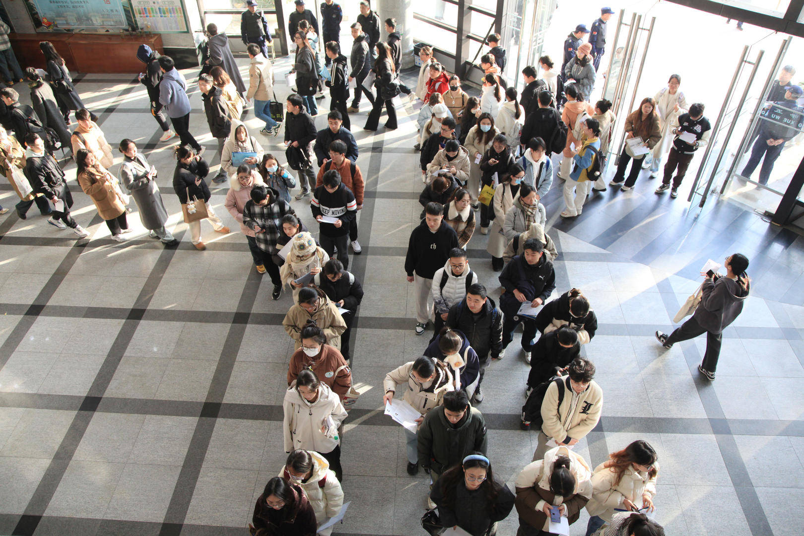 打破“35岁门槛”的首次国考：报名人数超350万创新高<strong></p>
<p>虚拟币spell</strong>，前十岗位3个为税务系统