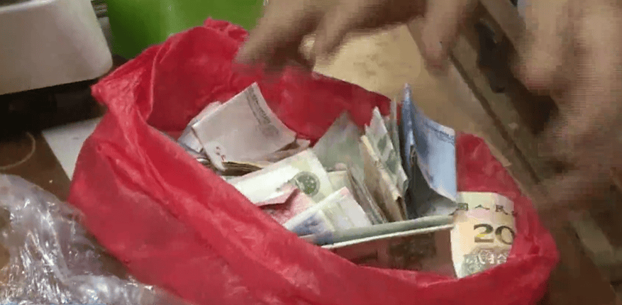 广东一男子两三年持续往批发店无故扔钱<strong></p>
<p>虚拟币KBOX</strong>,店主:每次他都不承认,还钱还把钱送回来